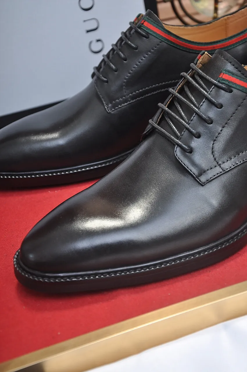 Men's shoes💰500💶Italy's top luxury men's shoe giant (GUCCI) (Gucci) (full cowhide lining) new arrival🍃Original European style🔰 Pleasant to the eye😍In order to make the shoes more durable and non-deformable🌀The production continues to follow traditional methods but there is still no lack of innovation💪Choose original sheepskin for the leather♻️ Smooth and natural And extra bright ⭐Made of imported cowhide, the first choice of rich people 38-45 (45 customized)